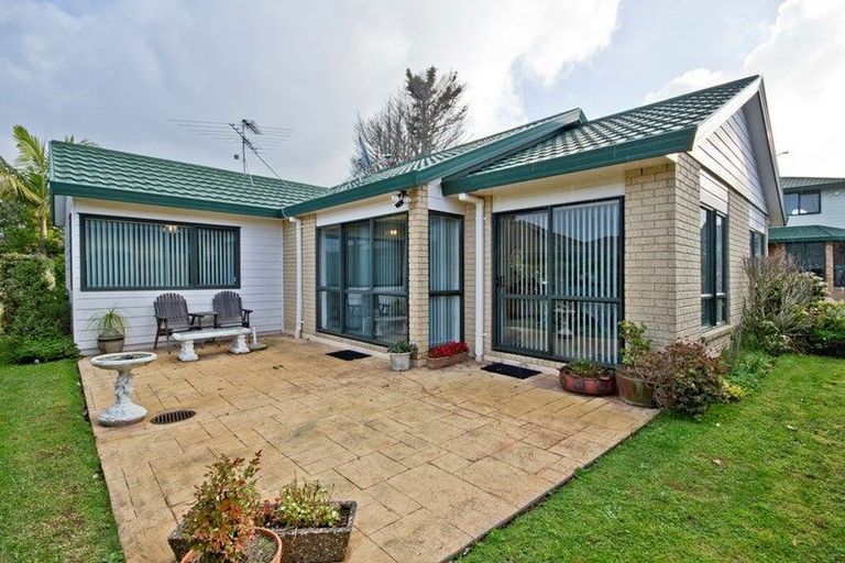 Photo of property in 15 Heversham Place, Glendene, Auckland, 0602