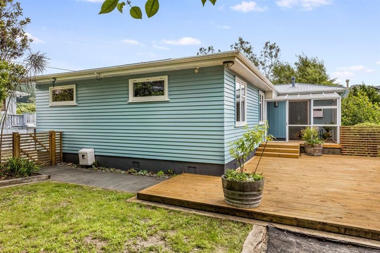 Photo of property in 60 Taylor Terrace, Tawa, Wellington, 5028