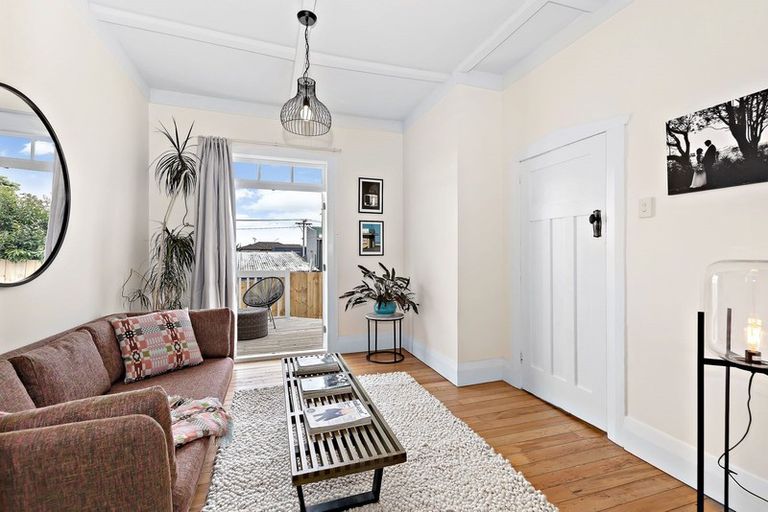 Photo of property in 6 Memorial Avenue, Mount Roskill, Auckland, 1041