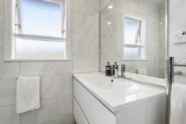 Photo of property in 1/10 Philip Place, Hillcrest, Auckland, 0627