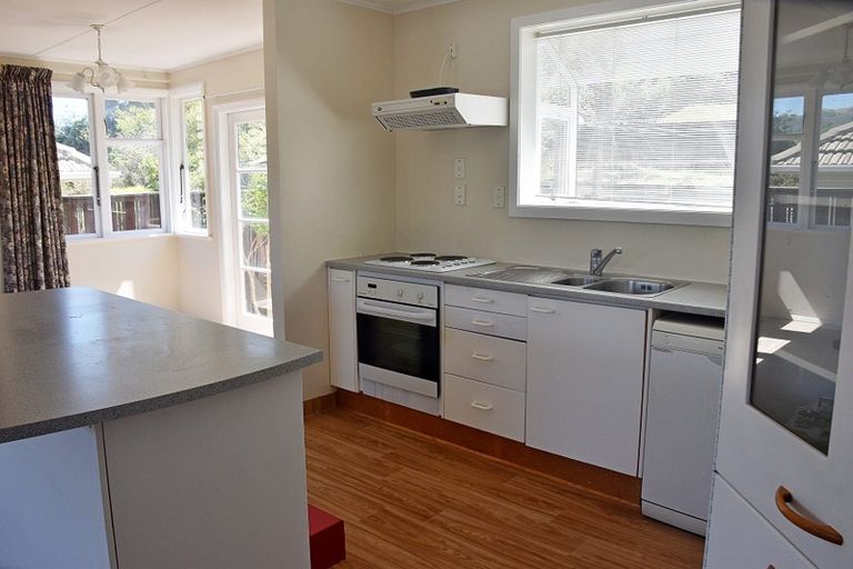 Photo of property in 7 Taylor Terrace, Tawa, Wellington, 5028