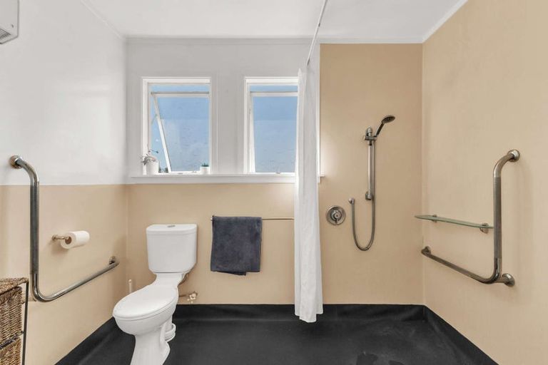 Photo of property in 105 Omata Road, Marfell, New Plymouth, 4310