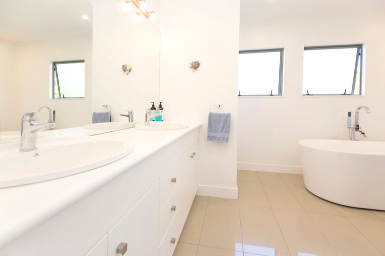 Photo of property in 989 Whangaparaoa Road, Tindalls Beach, Whangaparaoa, 0930