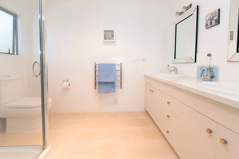 Photo of property in 989 Whangaparaoa Road, Tindalls Beach, Whangaparaoa, 0930