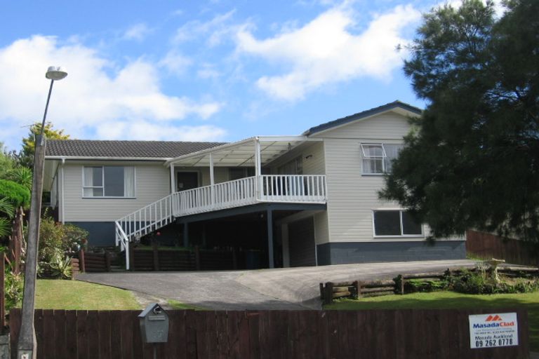 Photo of property in 17 Staincross Street, Green Bay, Auckland, 0604