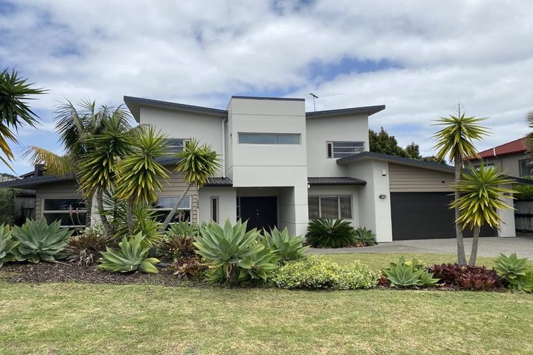 Photo of property in 17 Glen Bay Close, Pinehill, Auckland, 0632