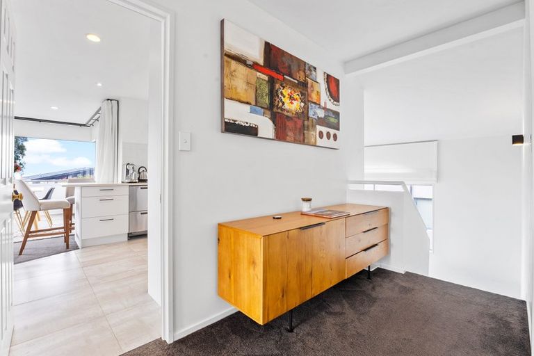 Photo of property in 210 East Coast Road, Forrest Hill, Auckland, 0620