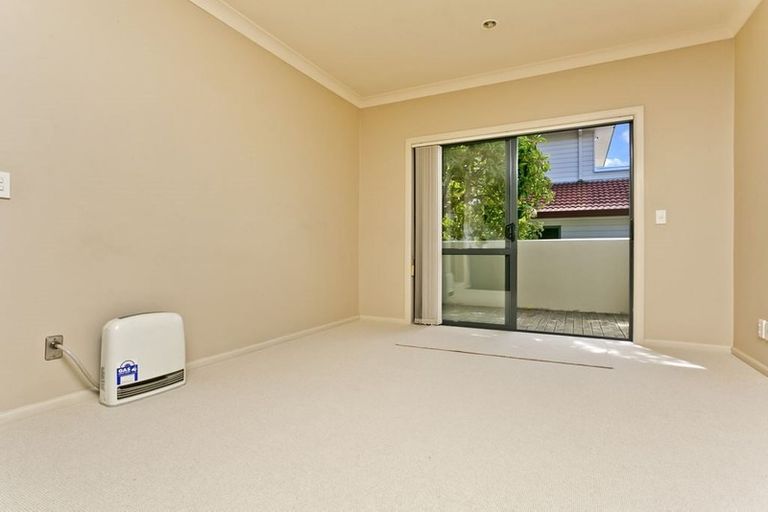 Photo of property in 22 Greenleaf Way, Northcross, Auckland, 0630