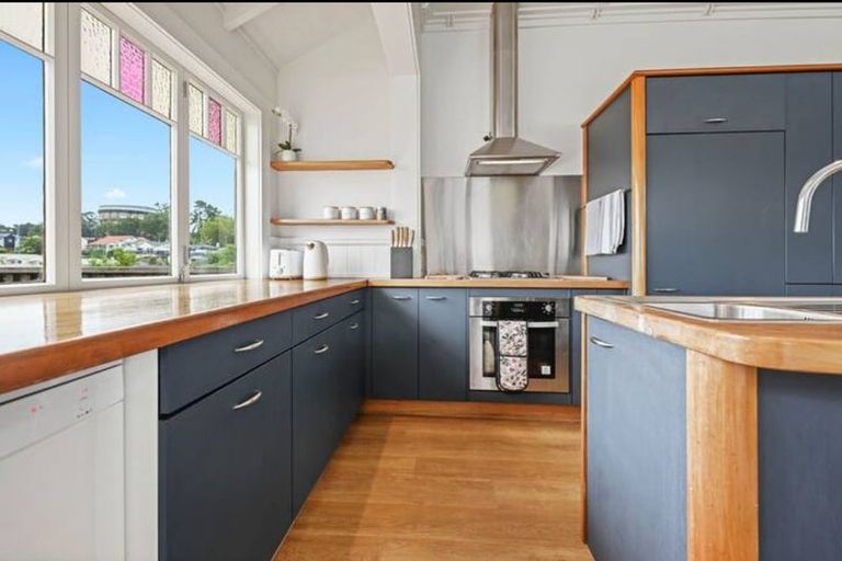 Photo of property in 35 Thackeray Street, Hamilton Lake, Hamilton, 3204