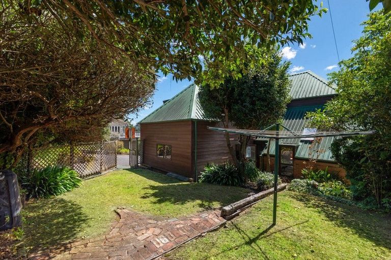Photo of property in 3 Mizpah Road, Waiake, Auckland, 0630