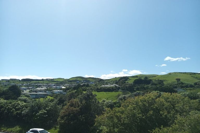 Photo of property in 24 Bartlett Grove, Tawa, Wellington, 5028