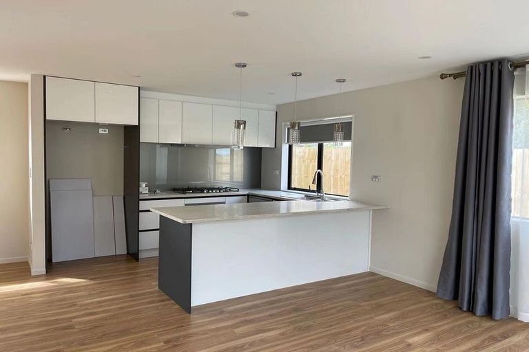 Photo of property in 98 Cardiff Road, Pakuranga, Auckland, 2010