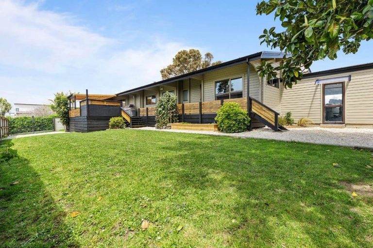 Photo of property in 27 Clarks Beach Road, Clarks Beach, 2122