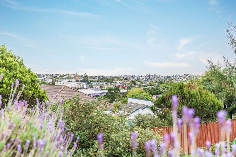 Photo of property in 16 Trevone Place, Forrest Hill, Auckland, 0620