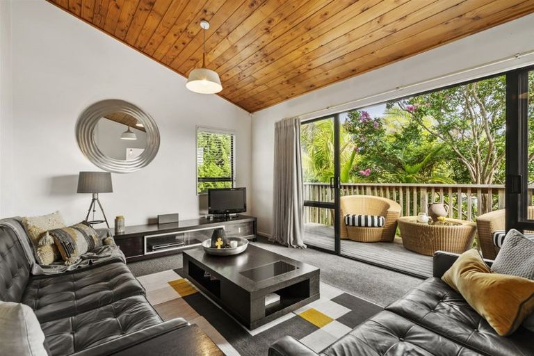 Photo of property in 2/70b Matipo Road, Mairangi Bay, Auckland, 0630