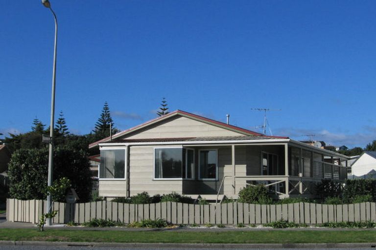 Photo of property in 86 Queens Road, Waikanae Beach, Waikanae, 5036