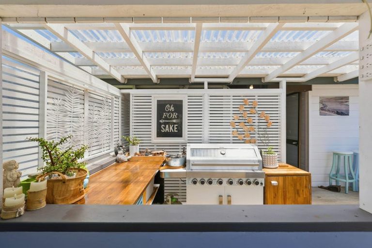 Photo of property in 6 Vela Place, Clarks Beach, 2122