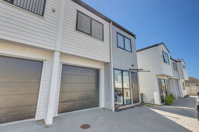 Photo of property in 9/60 Kelman Road, Kelston, Auckland, 0602