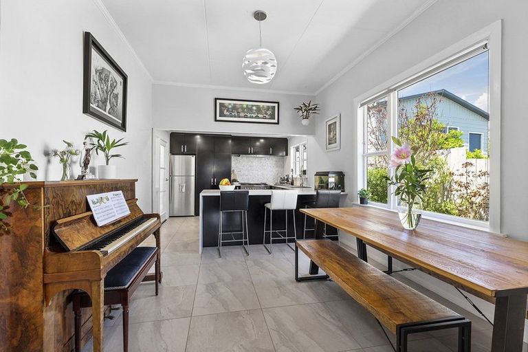 Photo of property in 13 Nevay Road, Miramar, Wellington, 6022