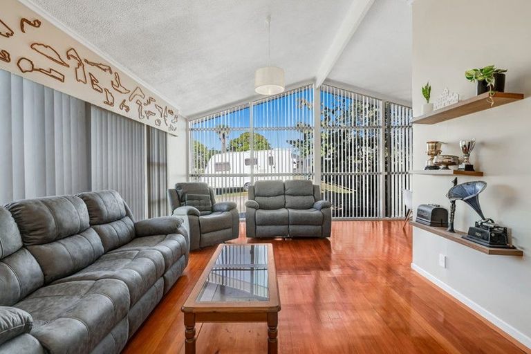 Photo of property in 39 Totaravale Drive, Totara Vale, Auckland, 0629