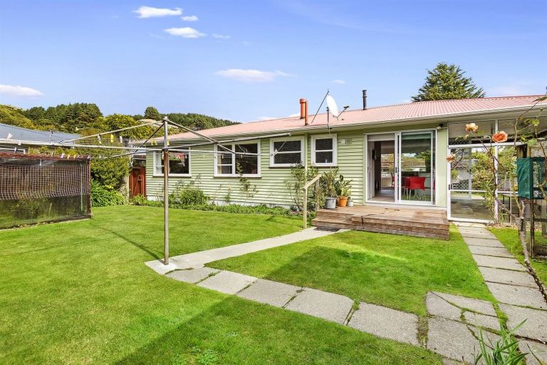 Photo of property in 10 Peckham Grove, Tawa, Wellington, 5028