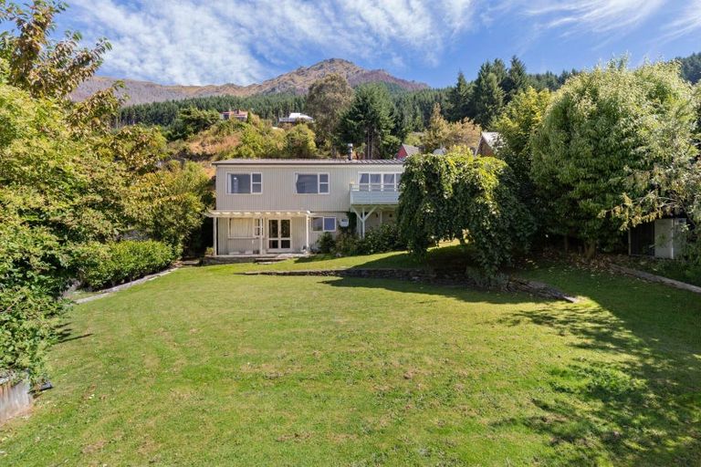 Photo of property in 27 Avalon Crescent, Fernhill, Queenstown, 9300