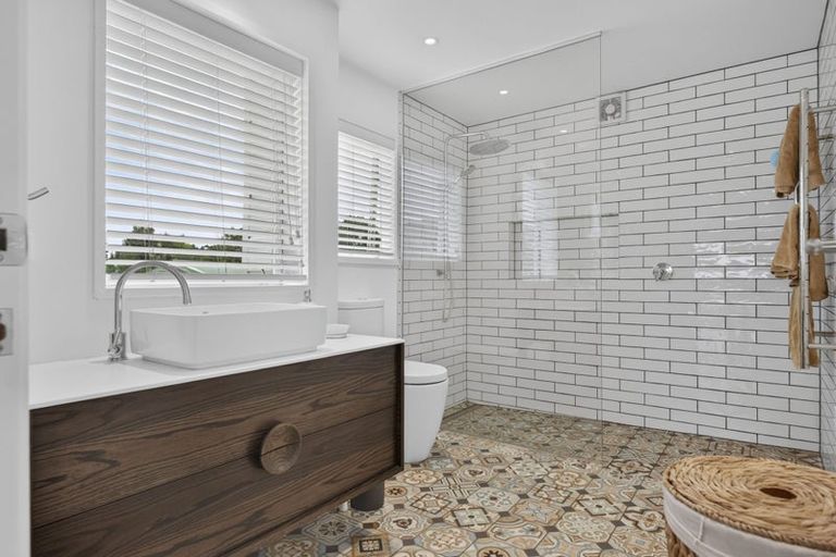 Photo of property in 250 Centreway Road, Orewa, 0931