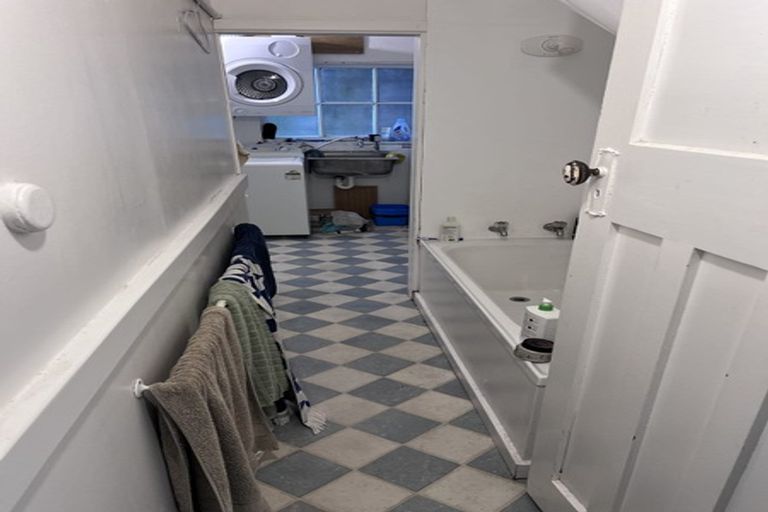 Photo of property in 76a Kelburn Parade, Kelburn, Wellington, 6012