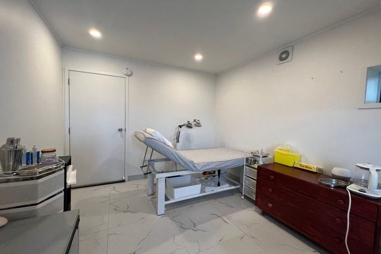 Photo of property in 9 Jumento Place, Unsworth Heights, Auckland, 0632