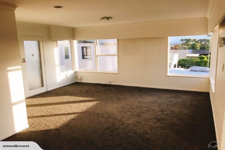 Photo of property in 2/12 Westwell Road, Belmont, Auckland, 0622