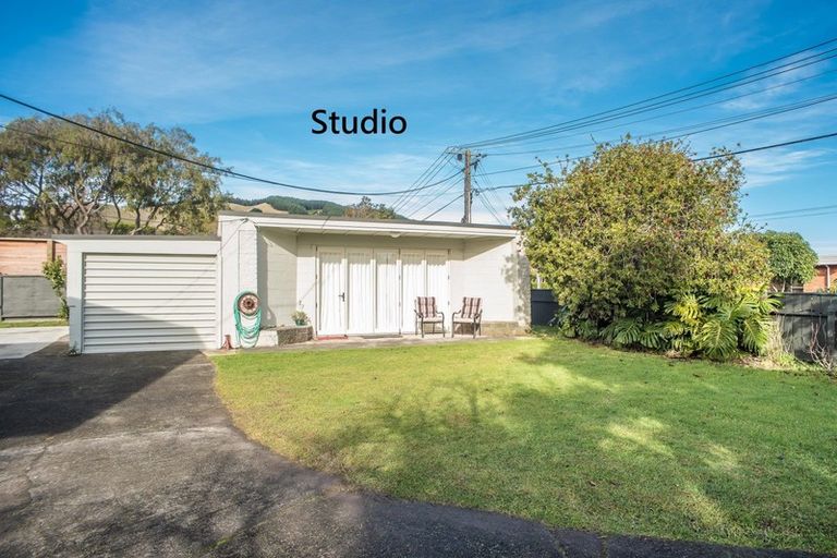 Photo of property in 3 Sunny Glen, Waikanae, 5036