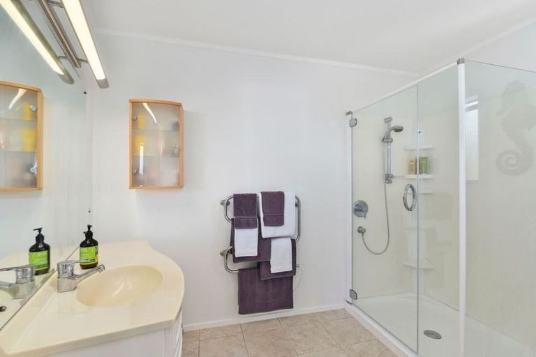 Photo of property in 19 Chatham Avenue, Paremoremo, Auckland, 0632