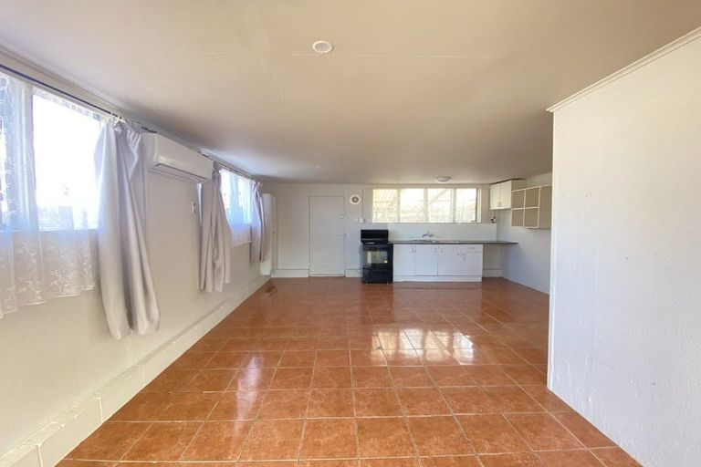 Photo of property in 8 Sabot Place, Massey, Auckland, 0614