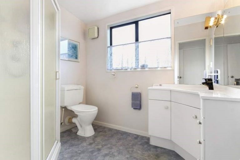Photo of property in 4 Sunward Rise, Glenfield, Auckland, 0629