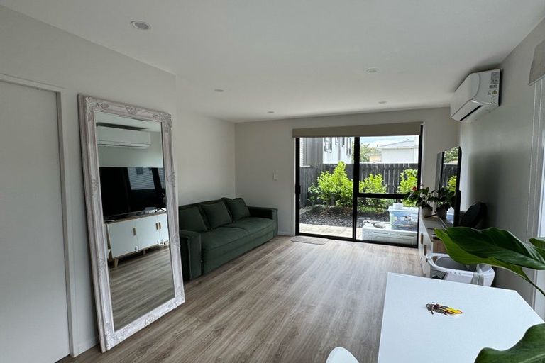 Photo of property in 3/8 Chivalry Road, Glenfield, Auckland, 0629