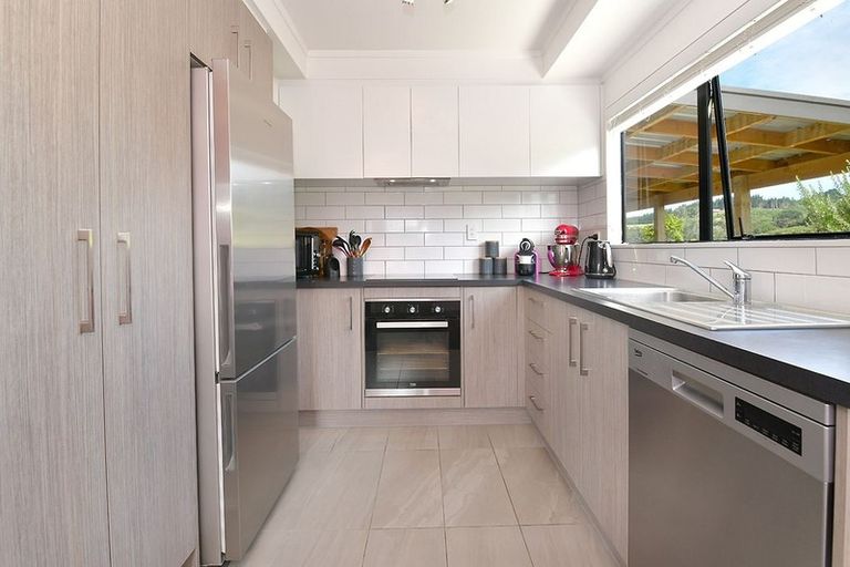 Photo of property in 16 Rauta Way, Helensville, 0800