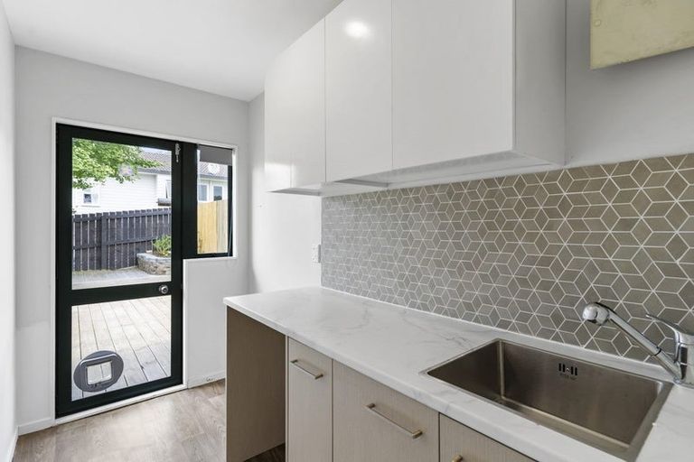 Photo of property in 4a Holiday Road, Stanmore Bay, Whangaparaoa, 0932