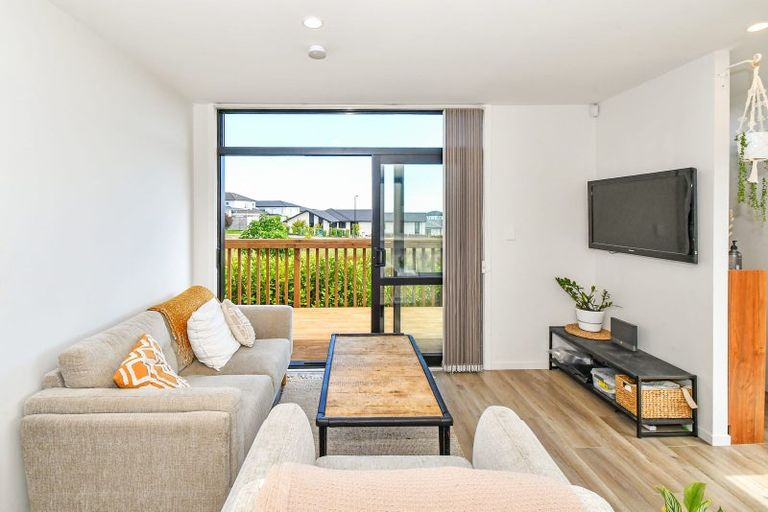 Photo of property in 1 Kapuarangi Lane, Papakura, 2110