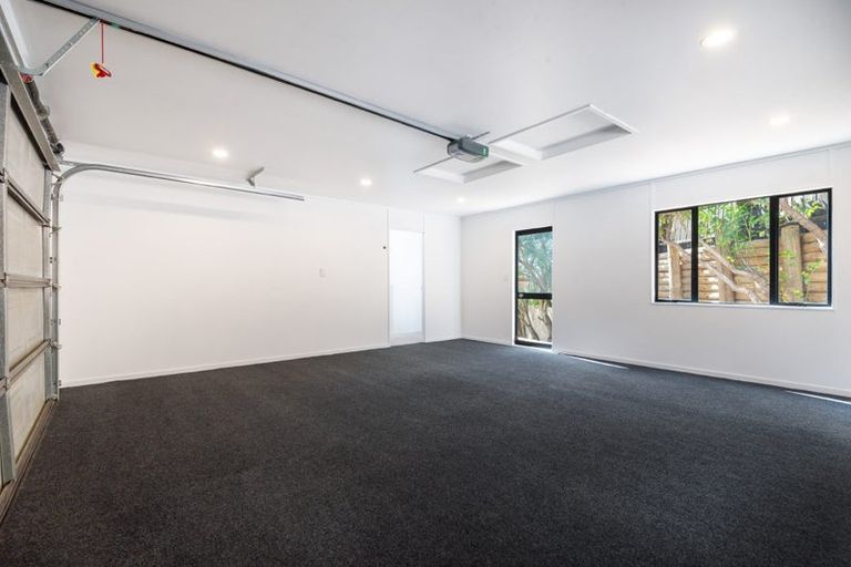 Photo of property in 2/12 Helicon Place, Totara Vale, Auckland, 0629