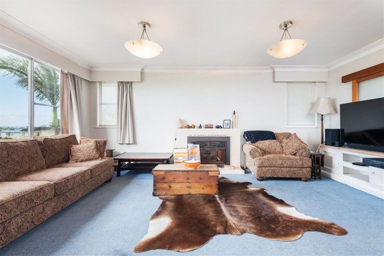 Photo of property in 1 Wakeling Avenue, Te Atatu South, Auckland, 0610