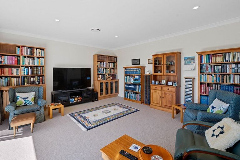 Photo of property in 10 Birdie Way, Martinborough, 5711