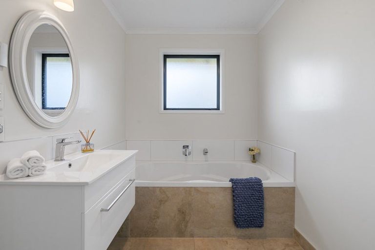 Photo of property in 20 Gemini Place, Kawaha Point, Rotorua, 3010