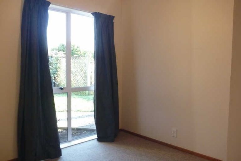 Photo of property in 17 Honeysuckle Place, Northcote, Christchurch, 8052