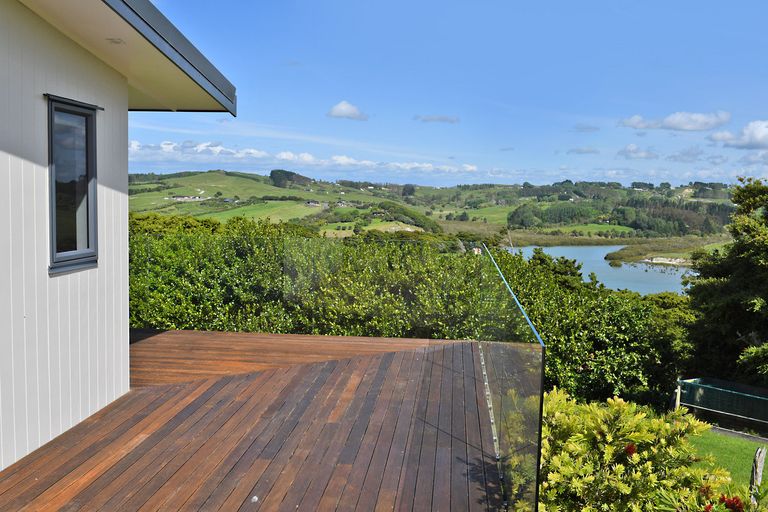 Photo of property in 15 Tamahunga Road, Kaiwaka, 0573