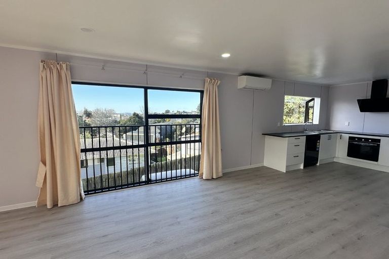 Photo of property in 16 Zingaro Place, Massey, Auckland, 0614