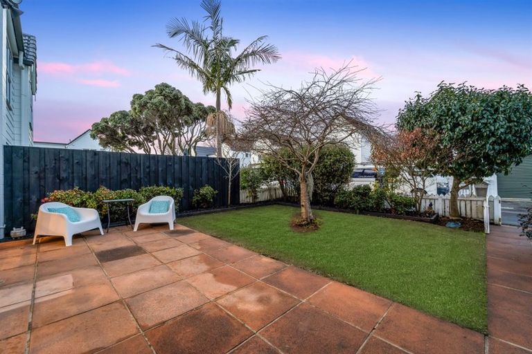 Photo of property in 21/1 Woodbridge Lane, Milford, Auckland, 0620