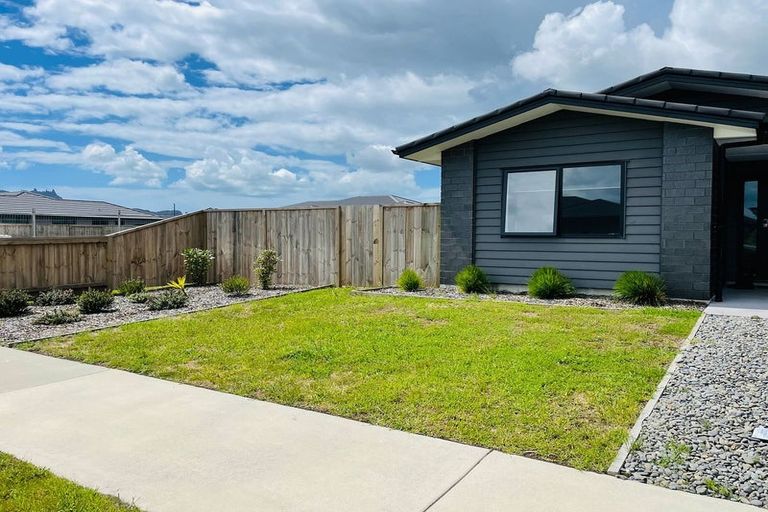 Photo of property in 12 Olney Court, One Tree Point, 0118