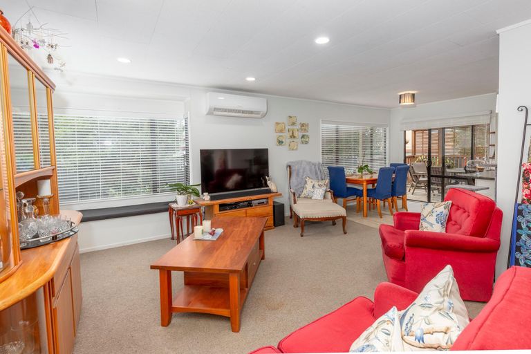 Photo of property in 37 Rosemead Place, Randwick Park, Auckland, 2105