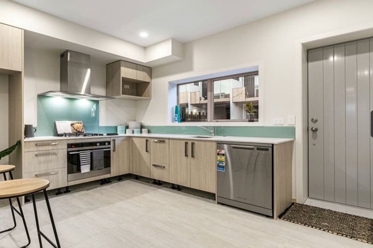 Photo of property in 23 Wharetana Crescent, New Lynn, Auckland, 0600