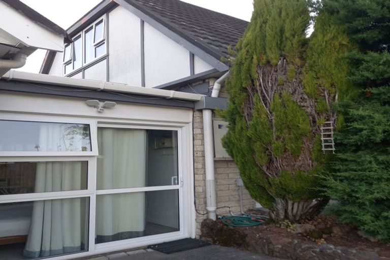 Photo of property in 14 Lydford Place, Glendene, Auckland, 0602